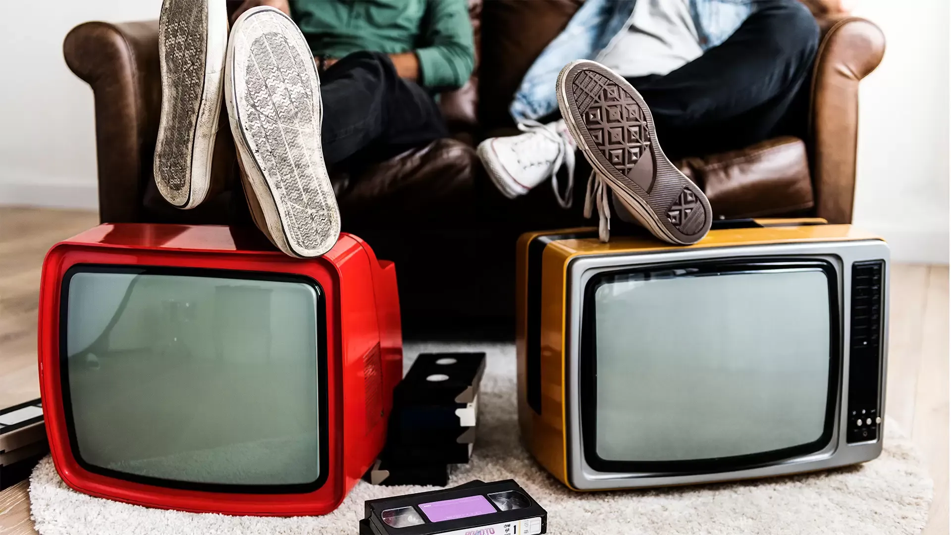 Foto van twee oude televisies
