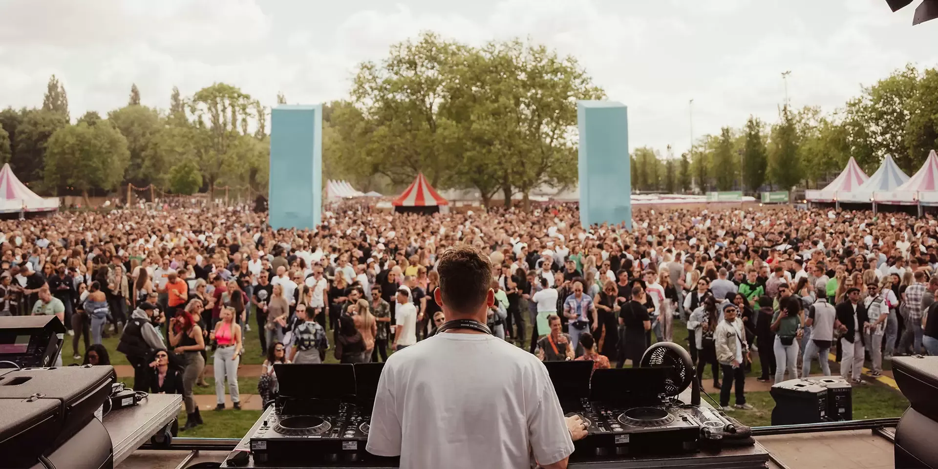 Afbeelding van dj bij een festival