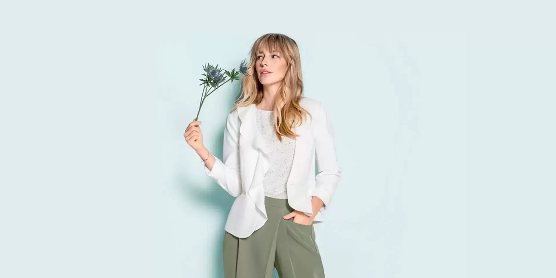 Header afbeelding van vrouw met bloem 