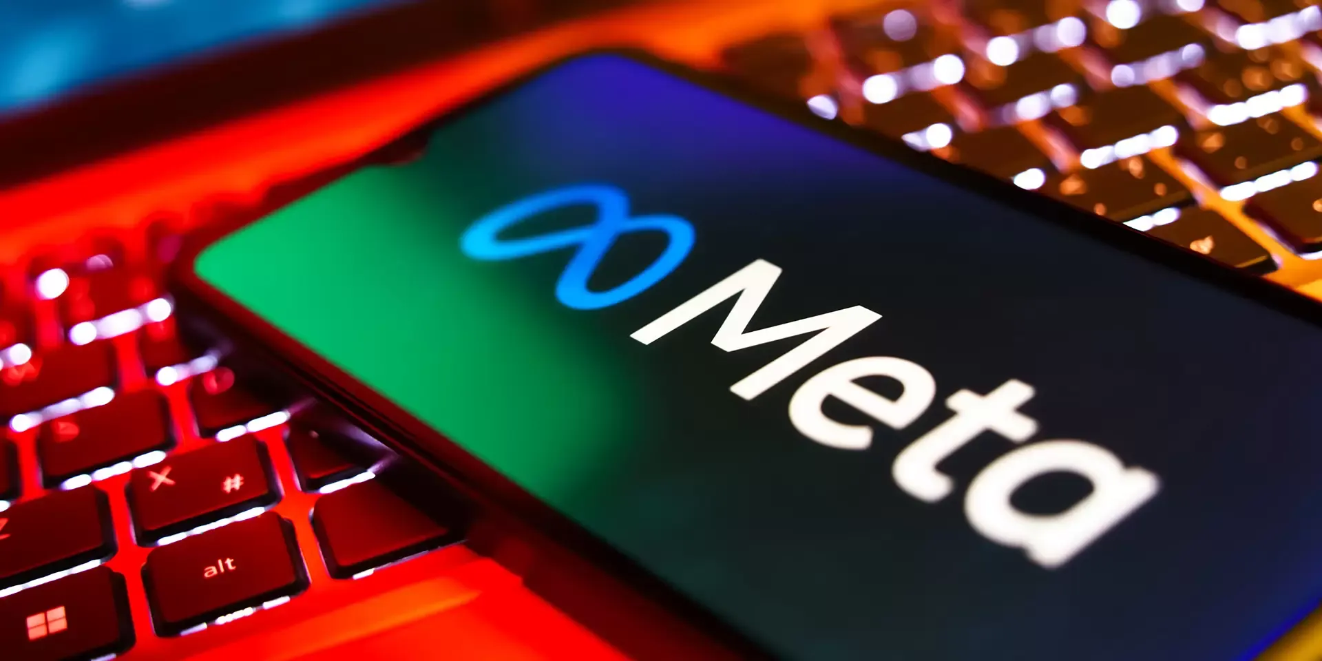Telefoon met meta logo ligt op een laptop toetsenbord