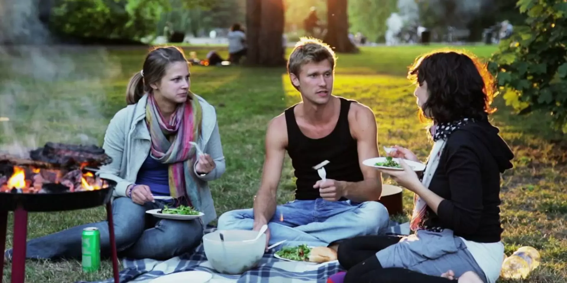 Afbeelding van etende mensen in een park
